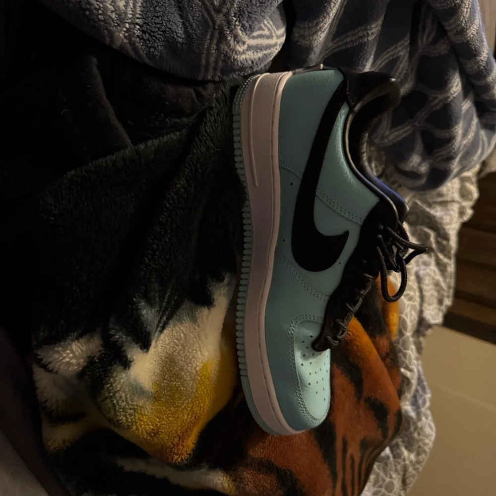 Nike x Tiffany & Co. Air Force 1 - Picture 3 of 4